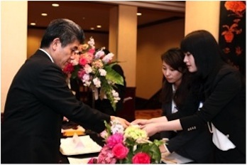 客户在前台签到