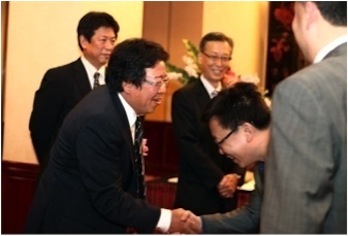 有马总经理与客户热情握手