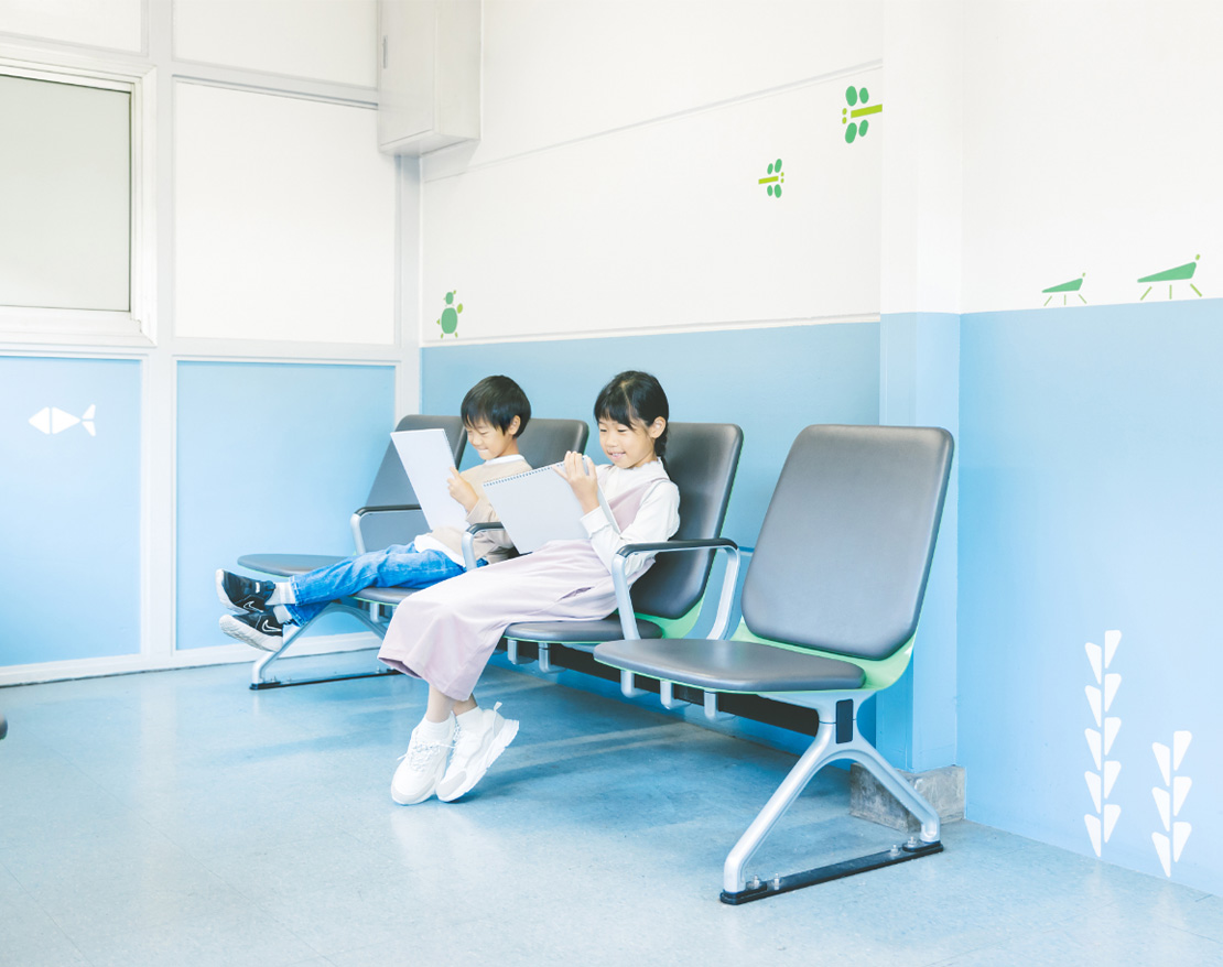 Harinakano Station platform bench